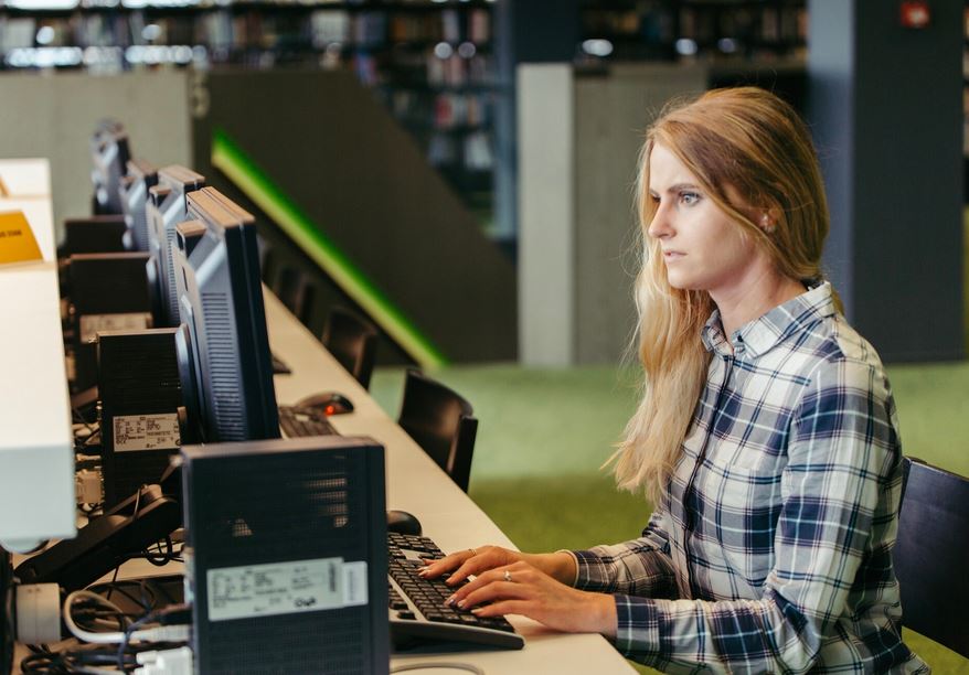 Arbeitsplatz mit Monitor und Dock