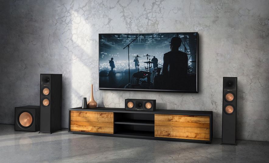 Modernes Wohnzimmer mit Regallautsprechern